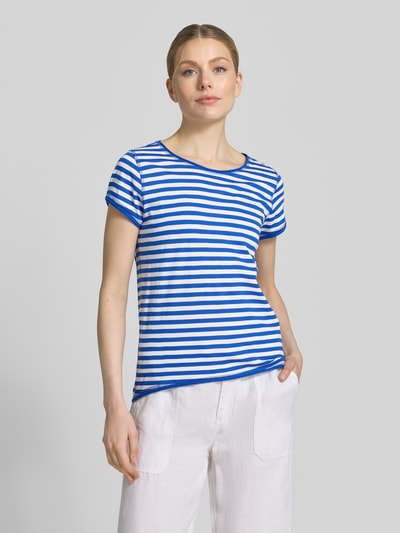 Frauenmodel trägt Regular Fit T-Shirt aus Baumwoll-Flammgarn von s.Oliver RED LABEL, Optik:Allover-Muster, gestreift, Melange-Look, Rundhals, Kurzarm, Rollsaum, reine Baumwolle, Ganzkörperansicht von vorne.