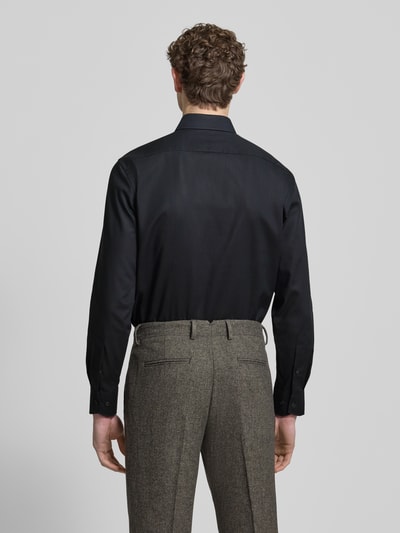 Männermodel trägt Regular Fit Freizeithemd mit Logo-Stitching Modell 'New' von OLYMP in Schwarz, Reine Baumwolle, Rückenansicht.