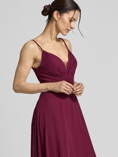 Kobiece model prezentuje Regular Fit Abendkleid mit gelegten Falten von Laona w kolorze bordowym, głęboki dekolt, marszczenia, cienkie ramiączka, Szerokość w rozmiarze 36: 35 cm, zdjęcie z boku, zbliżenie na górną część ciała.