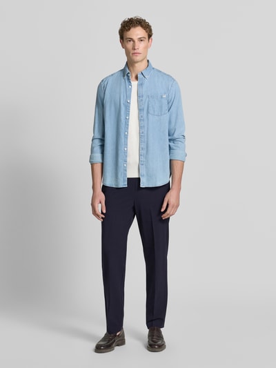 Męski model nosi Relaxed Fit Sweatpants mit Viskose-Anteil von Lindbergh, elastyczna mieszanka materiałów z dodatkiem wiskozy, krój relaxed fit, elastyczny pas z tunelem, kanty, szerokość w rozmiarze M: 41 cm, długość wewnętrzna nogawki M: 79 cm, ciemny granat, gładka faktura tkaniny, Ganzkörperansicht von vorne.