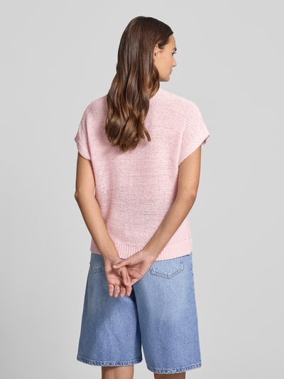 Vrouwenmodel draagt gebreid shirt Strickshirt met kapmouwen model 'Estapper' van FREE/QUENT, regular fit, ronde hals, ruglengte maat S 55 cm, mouwlengte maat S 24 cm, lichtroze met grove textuur, lichtblauwe denim bermuda, volledige lichaamsaanzicht rugzijde.