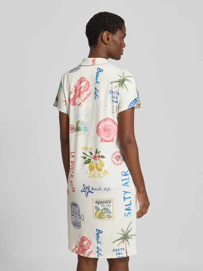 Frauenmodel trägt Regular Fit Kleid mit Allover-Motiv-Print von Oui, elastischer Material-Mix, Tunika-Kragen, kurzärmelig, Ganzkörperansicht Rückansicht.