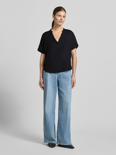 Kobiece modelka nosi Relaxed Fit Blusenshirt aus reiner Viskose Modell 'BEAUTY' od Vero Moda, efekt: jednolity kolor, krój relaxed fit, kształt kołnierza: tunika, dekolt w serek, rękaw: krótki rękaw z brzegiem, wykończenie: zaokrąglony, materiał: wiskoza, całkowity widok z przodu