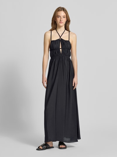 Frauenmodel trägt Maxikleid aus Viskose-Mix mit Flecht-Detail Modell 'Hanke' von LeGer by Lena Gercke, taillierte Passform, Spaghetti-Träger, Rückenausschnitt, Ganzkörperansicht von vorne.