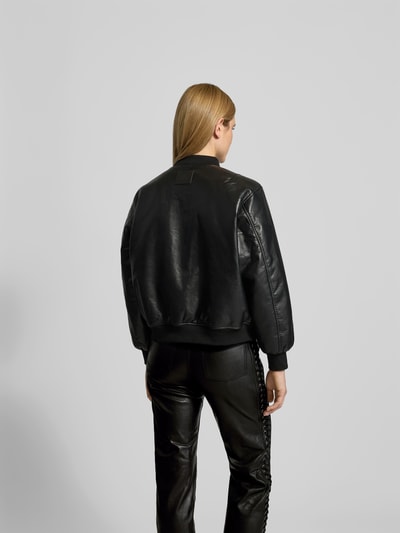 Frauenmodel trägt Regular Fit Kurtka z mieszanka skóry od Anine Bing, stójka, zamek błyskawiczny, elastyczne wykończenia, długość tyłu 60 cm, szerokość klatki piersiowej 88 cm, długość rękawów 59 cm, czarna, gładka faktura, matowy połysk, całkowity widok z tyłu.