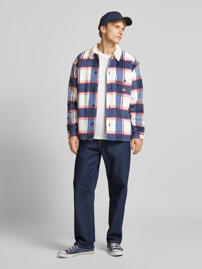 Tommy Jeans Kurtka koszulowa o kroju regular fit z listwą guzikową model ‘CHECK SHERPA’ Granatowy 1