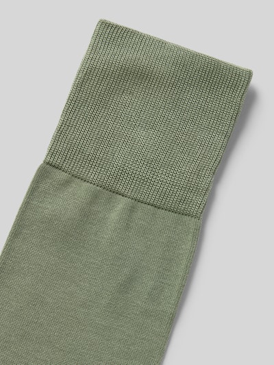 Produktfoto, Socken aus Baumwoll-Mix Modell 'Tiago' von Falke in hellem Grün mit elastischen Bündchen und feiner Struktur, Label-Detail.