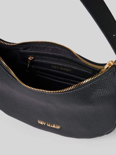 Produktfoto, Shoulder Bag aus Rindsleder-Mix Modell 'Lifetime' von Hey Marly in Schwarz mit Hauptfach, Reißverschluss, Logo-Detail, strukturierte Oberfläche, abnehmbarer Schulterriemen in Ketten-Optik, Breite 25 cm, Länge 20 cm, Tiefe 7 cm, Länge Schulterriemen 45 cm