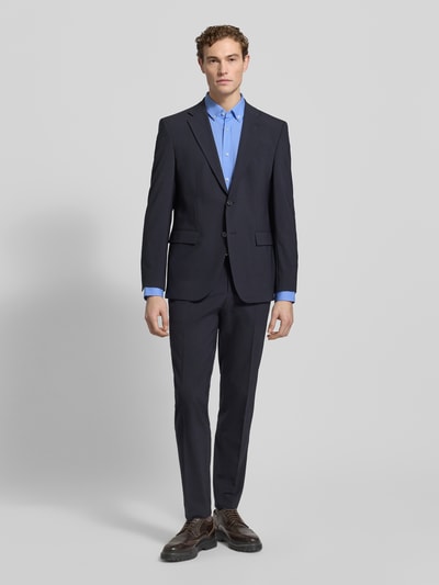 Männermodel trägt Regular Fit Businesshemd aus Pinpoint mit Stretch-Anteil von BOSS in Hellblau, Baumwoll-Mix, Button-Down-Kragen, Knopfleiste, Sportmanschetten, Logo-Schriftzug, pflegeleicht, atmungsaktiv, schnell trocknend, Ganzkörperansicht von vorne.