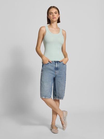 Vrouwenmodel draagt lichtblauw regular fit tanktop van katoenmix model 'Damatank_B' van HUGO Blue Dames, volledig frontaal lichaamsbeeld.