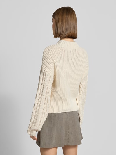 Frauenmodel trägt Slim Fit Pullover in Strick-Optik Modell 'Haysa' von Noisy May aus Baumwoll-Mix, cremefarben, Rückenlänge 58 cm, Ganzkörperansicht Rückansicht.