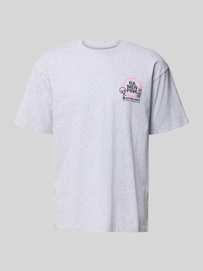 Produktfoto, jasnoszare T-Shirt aus Baumwolle Modell 'RAMEN PINK' von Edwin, krój regular fit, okrągły dekolt, czarna i różowa grafika z przodu