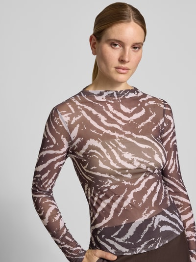 Vrouwenmodel draagt Slim Fit Longsleeve in semi-transparant design van comma, rechte hals, met lange mouwen, semi-transparante look, ruglengte bij maat 36: 56 cm, Nahaufnahme Oberkörper
