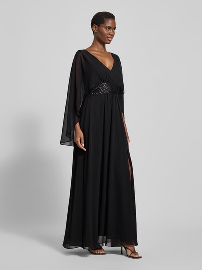Frauenmodel trägt Abendkleid mit V-Ausschnitt und Pailletten von Swing in Schwarz, taillierter Maxikleid-Schnitt, Ganzkörperansicht von vorne.