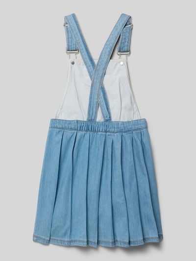 Mädchen trägt Ausgestelltes Jeanskleid aus reiner Baumwolle von s.Oliver RED LABEL, hellblauer Denim, Rückseite mit tiefem Rückenausschnitt, Ganzkörperansicht Rückansicht.