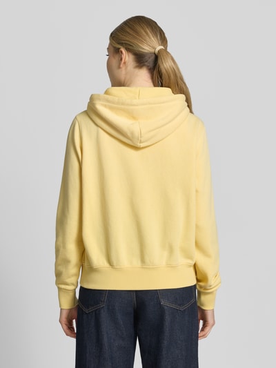 Kobiece modelka nosi Regular Fit Sweatjacke aus Baumwoll-Mix od Polo Ralph Lauren, jednolity żółty, materiał sweat, widok całej sylwetki z tyłu.