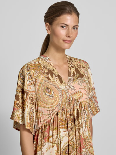Frauenmodel trägt Maxikleid aus Viskose mit Tunikakragen von monari, Straight Fit, Paisley-Muster, Schmetterlingsärmel, Nahaufnahme Oberkörper.