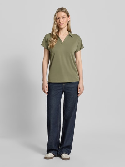 Frauenmodel trägt Regular Fit Poloshirt aus Modal-Mix von Christian Berg Woman in grün mit V-Ausschnitt, Ärmel mit Aufschlag, Rückenlänge bei Größe S: 46 cm, Ganzkörperansicht von vorne.