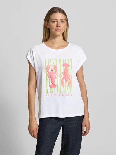 Frauenmodel trägt Oversized T-Shirt mit Motiv-Print von Smith and Soul, weiß mit rosa-gelb-grünem Print, Rundhalsausschnitt, Baumwoll-Modal-Mix, Ganzkörperansicht von vorne.