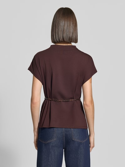 Frauenmodel trägt Regular Fit T-Shirt aus Baumwoll-Modal-Mix von zero in Dunkelbraun mit integriertem Gürtel, locker fallender Stoff, Ganzkörperansicht Rückansicht. Rückenlänge bei Größe 36: 62 cm, elastisch.