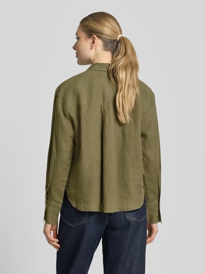 Frauenmodel trägt Regular Fit Hemdbluse aus reinen Leinen von Christian Berg Woman Selection in Olive mit Hemdblusenkragen und Knopfleiste, Langärmelig, Rückenlänge 64 cm bei Größe 36, Ganzkörperansicht Rückansicht.