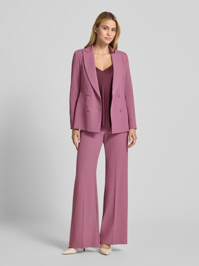 Vrouwenmodel draagt blazer met dubbele knoopsluiting van Rinascimento, Reverskraag, getailleerde pasvorm, paspelzakken, ruglengte maat S 64 cm, volledige lichaamsvoorzijde