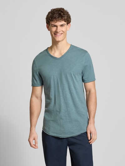 Männermodel trägt Regular Fit T-Shirt aus reiner Baumwolle Modell 'BENNE LONGY' von Only & Sons in Uni-Optik, V-Ausschnitt, Ganzkörperansicht von vorne