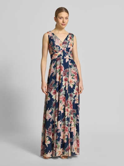 Frauenmodel trägt Maxikleid mit V-Ausschnitt und Gehschlitz von Christian Berg Cocktail in Allover-Look, Material-Mix mit Stretch-Anteil, A-Linie; Ganzkörperansicht von vorne.