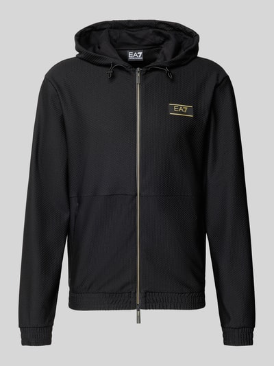 Produktfoto, Regular Fit Sweatjacke mit Logo-Patch von EA7 Emporio Armani in Schwarz mit Strukturmuster, Kapuze und Zweiwege-Reißverschluss