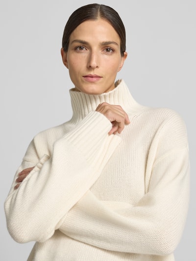 Frauenmodel trägt Loose Fit Pullover aus Woll-Kaschmir-Mix von Barbour in Creme mit grober Strickstruktur, Nahaufnahme Oberkörper. Damen Pullover von Barbour