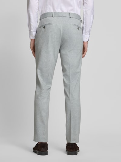 Männermodel trägt Slim Fit Stoffhose mit Viskose-Anteil Modell 'Paco' von CG - Club of Gents in Hellgrau, Bügelfalten, Gesäßtaschen, Ganzkörperansicht Rückansicht. Elastischer-Material-Mix, Knopf- und Reißverschluss, Bundweite 45 cm, Innenbeinlänge 80 cm, Größe 50.