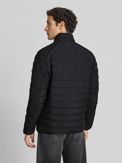 Männermodel trägt schwarze Steppjacke mit Stehkragen und Reißverschlusstaschen von LERROS, Regular Fit, Rückenansicht, Ganzkörperansicht Rückansicht.