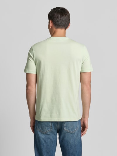 Männermodel trägt Regular Fit T-shirt aus puur katoen model 'TE_LOGO' van BOSS Orange, look: effen, logoprint, korte mouw, ronde hals, Ganzkörperansicht Rückansicht.