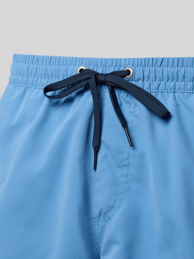 Produktfoto, Regular Fit Badehose mit Logo-Patch Modell 'Everyday' von Quiksilver in Hellblau, elastischer Bund mit Tunnelzug, glatte Textur.