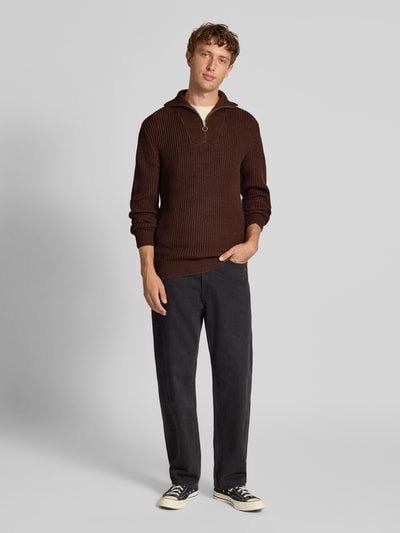 Blend Troyer mit Label-Detail Modell 'DENO' Mittelbraun 1