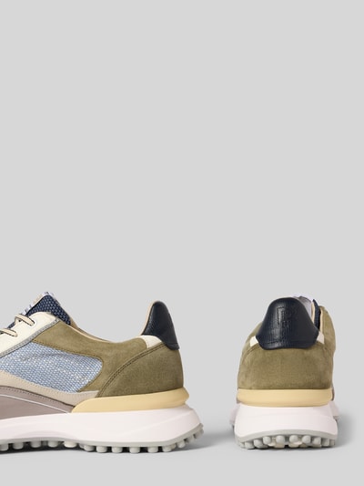Produktfoto, Sneaker mit Label-Details Modell 'Noppi' von Floris Van Bommel in Olivgrün mit blauen und beigen Elementen, profilierte Sohle, strukturierte Wildleder- und Mesh-Oberfläche, abgerundete Form, Rückansicht, Kontext: Herren Sneaker mit 3 cm Absatzhöhe, 10 cm Schafthöhe, 6 cm Schaftweite.