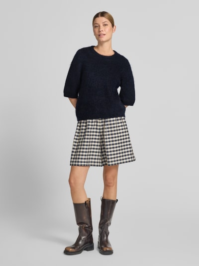 Kobiece modelka nosi sweter z dzianiny z mieszanki moheru z rękawem o dł. 1/2 Model 'debbie' od Gestuz, krój regular fit, okrągły dekolt, długość tyłu w rozmiarze S: 47 cm, długość rękawów: 41 cm, z przodu cała sylwetka