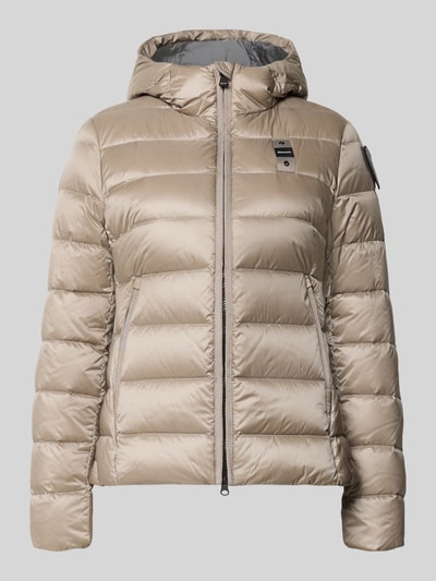 Produktfoto, beige Jacke in Stepp-Optik mit Logo-Detail Modell 'Charme' von Blauer USA, glänzende Oberfläche, Kapuze, Zweiwege-Reißverschluss, taillierte Passform