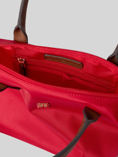Produktfoto, Umhängetasche mit Logo-Applikation von Tommy Hilfiger, kolor czerwony, prostokątny kształt, logo, główna komora, wnętrze z kieszenią, zamek błyskawiczny, kontrastowy pasek