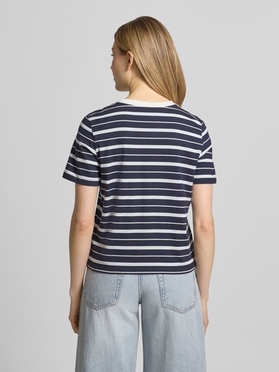 Modelka kobieca nosi Regular Fit T-Shirt aus reiner Baumwolle od s.Oliver RED LABEL w paski, krój regular fit, jersey, widok tył całej sylwetki.