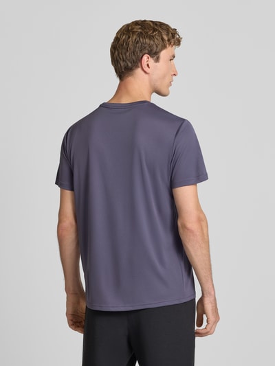 Männermodel trägt Regular Fit Sport-T-Shirt mit Logo-Print Modell 'TAD Essential' von PUMA, glatte Oberfläche, dunkles Lila, Ganzkörperansicht Rückansicht, Herren Sport-T-Shirt von PUMA Performance