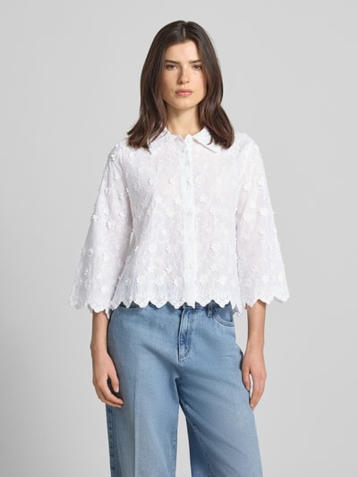 Modelka nosi Slim Fit Hemdbluse mit 3/4-Arm von Apricot z bawełny, wykładany kołnierz, listwa guzikowa, długość tyłu 56 cm, rękaw o dł. 3/4, rozmiar S, jasne kolory, faktura kwiatowa, przód, ujęcie całej sylwetki