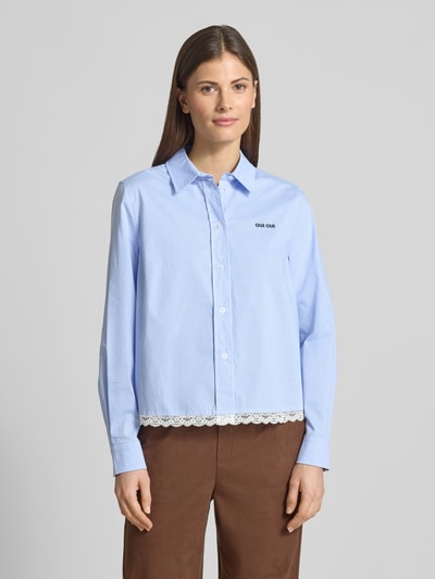 Vrouwenmodel draagt Regular Fit Bluse mit Label-Stitching und Spitze van Oui, lichtblauwe katoenmix met stretch, overhemdkraag, knoopsluiting, labelstitching en kanten detail, ruglengte maat 36: 56 cm, mouwlengte maat 36: 58 cm. Ganzkörperansicht van voren.