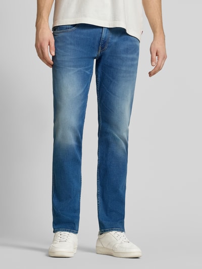 Mężczyznamodel nosi Jeans mit 5-Pocket-Design Modell 'Anbass' od Replay, bawełna z domieszką elastanu, krój regular fit, zapięcie na guzik i zamek, szerokość w rozmiarze 32/32: 44 cm, długość wewnętrzna nogawki: 80 cm, kolor niebieski z delikatnym efektem sprania, gładka tekstura materiału, zdjęcie całej sylwetki z przodu.