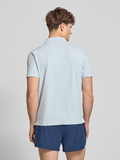 Mężczyzna nosi Slim Fit Poloshirt mit Logo Modell 'EDMOND' od Ellesse w jasnoniebieskim kolorze, materiał z domieszką stretchu, gładka tekstura, szczegół z logo i zapięciem na guziki, długość tyłu w rozmiarze M: 63 cm, krój slim fit, pełny widok sylwetki od tyłu
