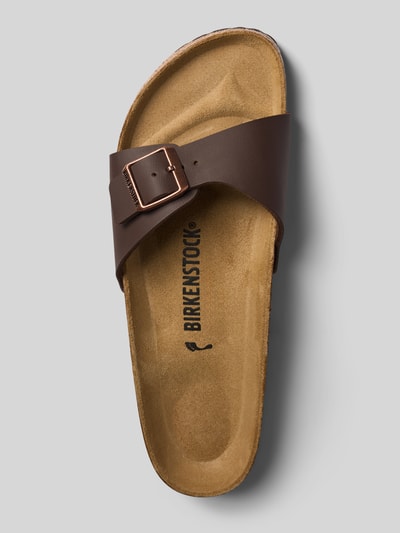 Produktfoto, Slipper in Leder-Optik Modell 'Madrid' von Birkenstock, braun, abgerundete Passform, Logo-Detail, 3 cm Absatzhöhe, klare Form, glatte Oberflächenstruktur