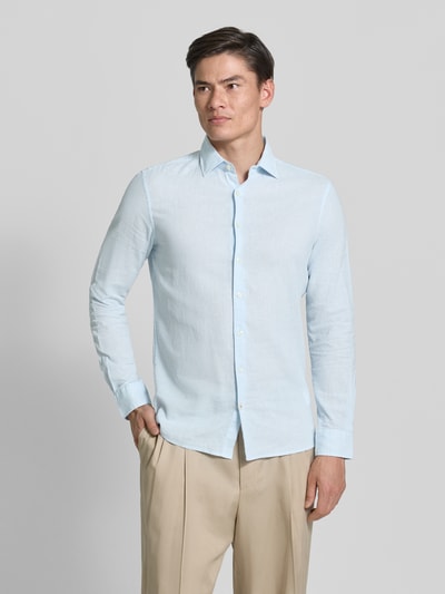Männermodel trägt hellblaues Slim Fit Freizeithemd aus Baumwoll-Leinen-Mix Modell 'Steven' von CINQUE mit Kentkragen, Knopfleiste, Langärmelig, Ganzkörperansicht von vorne. Rückenlänge Größe M 68 cm, Schulterbreite 42 cm, Ärmellänge 65 cm.