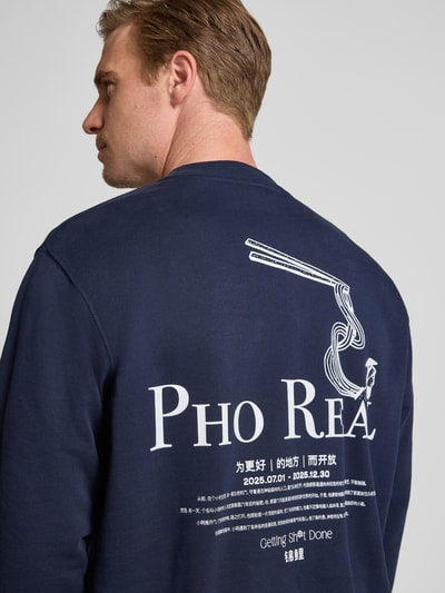 WOODBIRD Sweatshirt mit Label-Print Modell 'Cane Pho Crew' Marine 3