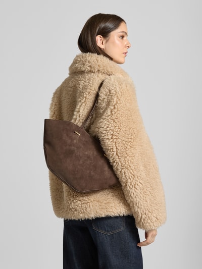 Vrouwenmodel draagt shopper in leerlook Model 'Rena' van Seidenfelt, bruin, met logodetail, schouderband, hoofvak met ritssluiting, zijaanzicht.
