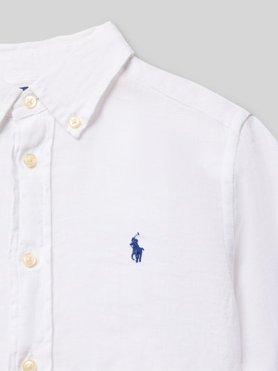Mädchen trägt Regular Fit Freizeithemd aus reinem Leinen von Polo Ralph Lauren Kids, Optik: Unifarben, Flammgarn-Textur, Nahaufnahme Oberkörper.